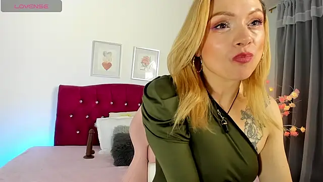 Snapshot of scarlett_blake11 chatting on 10-10-25, 04:00 scarlett blake11 online show from 10-10-25, 04:00