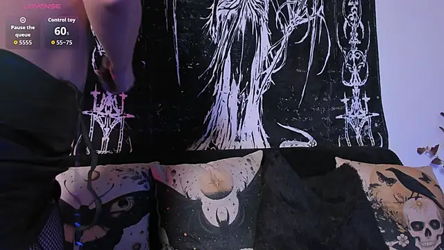 Seraphine hell online show from 12-17-25, 04:29