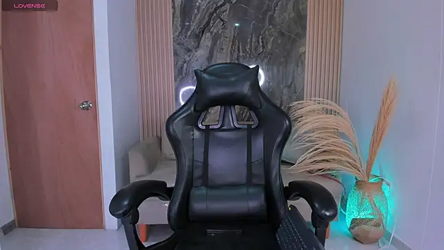 chloegils  online show from 10-24-25, 01:18