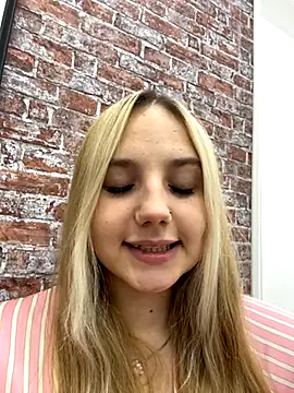 Snapshot of Sky_Cutie chatting on 09-09-25, 04:23 Sky Cutie online show from 09-09-25, 04:23