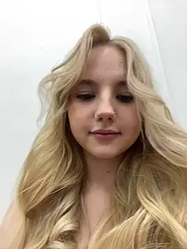 Snapshot of Sky_Cutie chatting on 09-25-25, 04:38 Sky Cutie online show from 09-25-25, 04:38