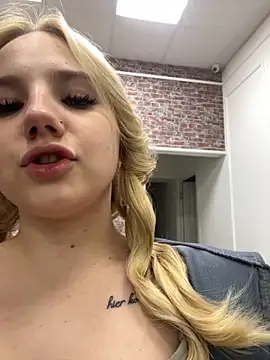 Snapshot of Sky_Cutie chatting on 10-16-25, 05:19 Sky Cutie online show from 10-16-25, 05:19