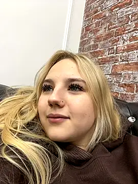 Snapshot of Sky_Cutie chatting on 10-23-25, 04:45 Sky Cutie online show from 10-23-25, 04:45