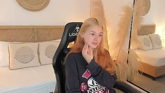 Snapshot of daniand_ chatting on 09-22-25, 11:45 daniand  online show from 09-22-25, 11:45