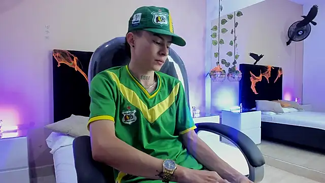 Snapshot of Nascary_Fox chatting on 10-27-25, 08:02 Nascary Fox online show from 10-27-25, 08:02