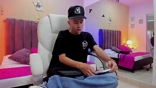 Snapshot of Nascary_Fox chatting on 10-28-25, 07:38 Nascary Fox online show from 10-28-25, 07:38