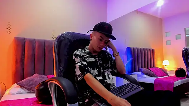 Snapshot of Nascary_Fox chatting on 11-01-25, 07:49 Nascary Fox online show from 11-01-25, 07:49