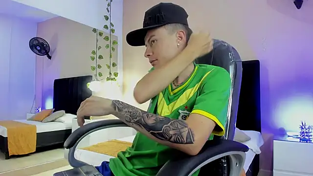 Snapshot of Nascary_Fox chatting on 11-12-25, 07:57 Nascary Fox online show from 11-12-25, 07:57