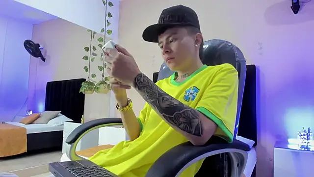 Snapshot of Nascary_Fox chatting on 11-16-25, 01:28 Nascary Fox online show from 11-16-25, 01:28