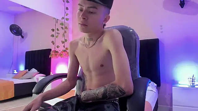 Snapshot of Nascary_Fox chatting on 11-24-25, 07:24 Nascary Fox online show from 11-24-25, 07:24