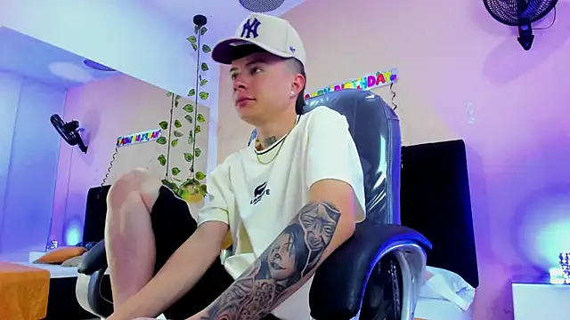 Snapshot of Nascary_Fox chatting on 11-26-25, 07:59 Nascary Fox online show from 11-26-25, 07:59