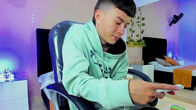 Snapshot of Nascary_Fox chatting on 11-27-25, 08:00 Nascary Fox online show from 11-27-25, 08:00