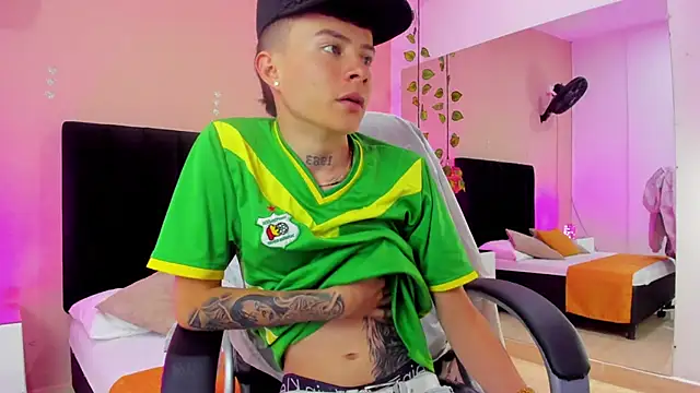 Snapshot of Nascary_Fox chatting on 11-28-25, 07:27 Nascary Fox online show from 11-28-25, 07:27