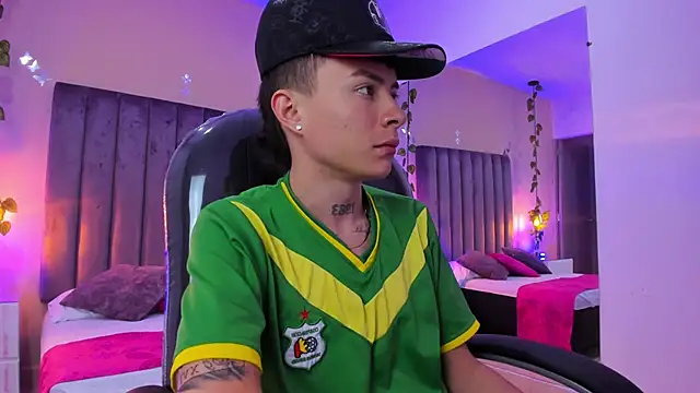 Snapshot of Nascary_Fox chatting on 12-14-25, 02:00 Nascary Fox online show from 12-14-25, 02:00