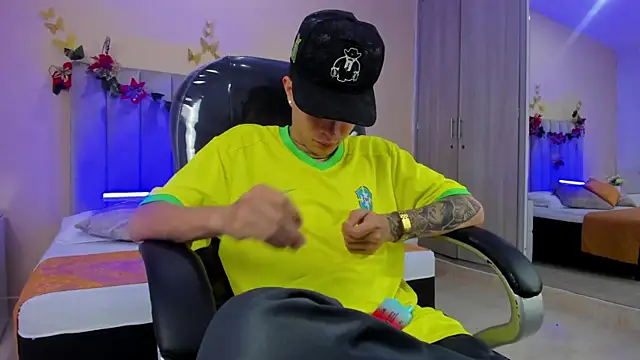 Snapshot of Nascary_Fox chatting on 12-22-25, 07:33 Nascary Fox online show from 12-22-25, 07:33