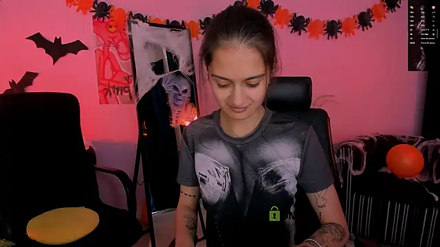 Snapshot of talia_seduce chatting on 10-28-25, 01:03 talia seduce online show from 10-28-25, 01:03