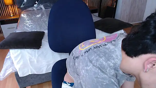 Snapshot of aaronjames1 chatting on 09-10-25, 09:37 aaronjames1 online show from 09-10-25, 09:37