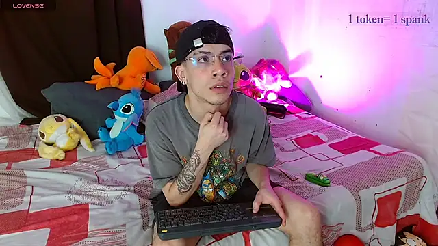 Snapshot of aaronjames1 chatting on 12-15-25, 11:20 aaronjames1 online show from 12-15-25, 11:20