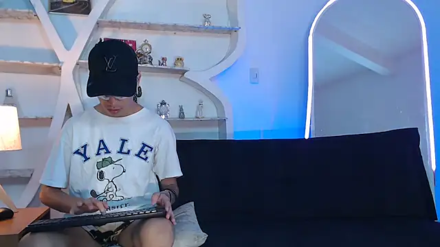 PRETTY FEM online show from 09-29-25, 01:27