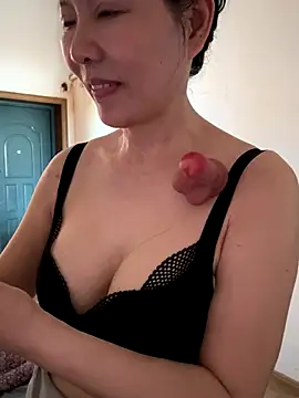 Snapshot of xiiuuff18 chatting on 10-11-25, 12:32 xiiuuff18 online show from 10-11-25, 12:32