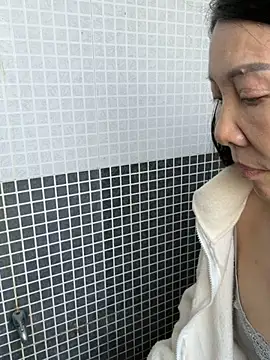 Snapshot of xiiuuff18 chatting on 10-24-25, 01:35 xiiuuff18 online show from 10-24-25, 01:35