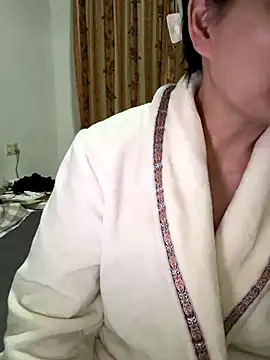 Snapshot of xiiuuff18 chatting on 11-24-25, 11:32 xiiuuff18 online show from 11-24-25, 11:32