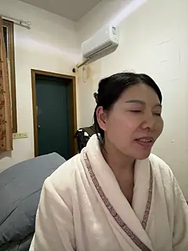 Snapshot of xiiuuff18 chatting on 11-30-25, 12:42 xiiuuff18 online show from 11-30-25, 12:42