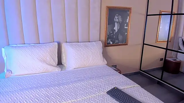 Snapshot of AnnyBentley chatting on 09-23-25, 04:04 AnnyBentley online show from 09-23-25, 04:04