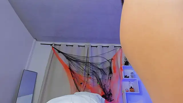 Snapshot of Selenafox_0 chatting on 10-30-25, 02:13 Selenafox 0 online show from 10-30-25, 02:13