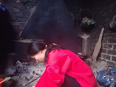 Snapshot of Ly-ny chatting on 12-15-25, 06:28 Ly-ny online show from 12-15-25, 06:28