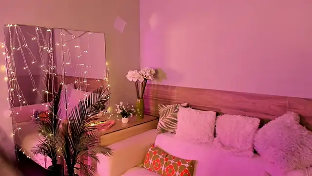 Snapshot of Juliorah chatting on 09-18-25, 03:25 Juliorah online show from 09-18-25, 03:25