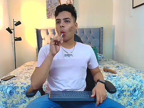 Snapshot of stewart_mateo_ chatting on 09-15-25, 02:44 stewart mateo  online show from 09-15-25, 02:44