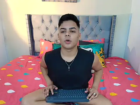 Snapshot of stewart_mateo_ chatting on 10-15-25, 02:01 stewart mateo  online show from 10-15-25, 02:01