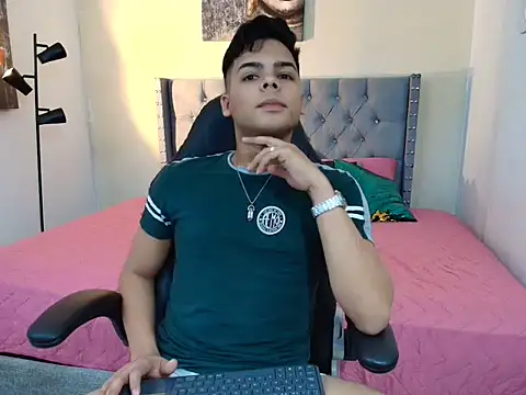 Snapshot of stewart_mateo_ chatting on 10-17-25, 02:04 stewart mateo  online show from 10-17-25, 02:04