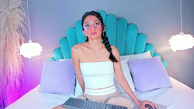 AlassiaHocthner online show from 09-18-25, 11:45