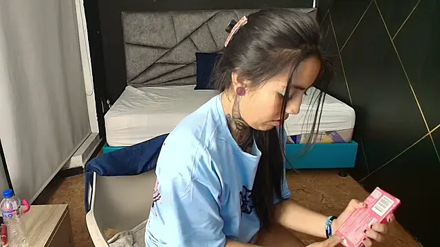 Snapshot of LiaMonroee_ chatting on 10-28-25, 03:10 LiaMonroee online show from 10-28-25, 03:10