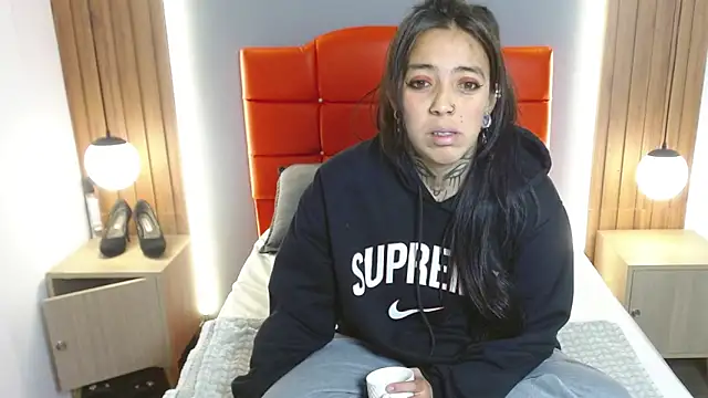 Snapshot of LiaMonroee_ chatting on 02-17-26, 12:01 LiaMonroee online show from 02-17-26, 12:01