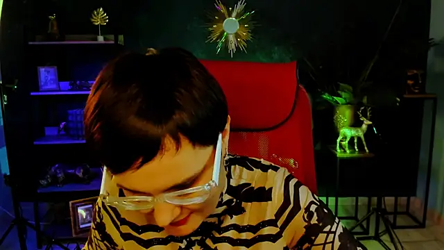 LauraDavidsons online show from 12-19-25, 04:58