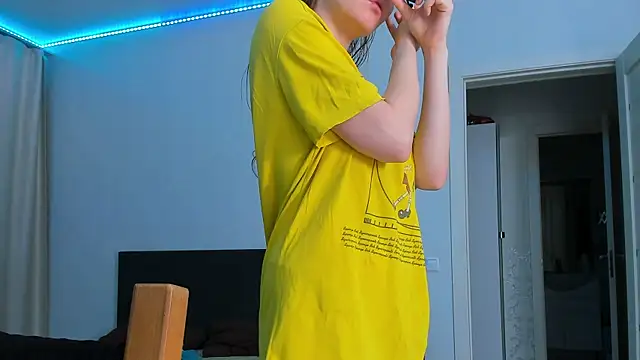 Snapshot of JanetShy chatting on 12-21-25, 07:04 JanetShy online show from 12-21-25, 07:04