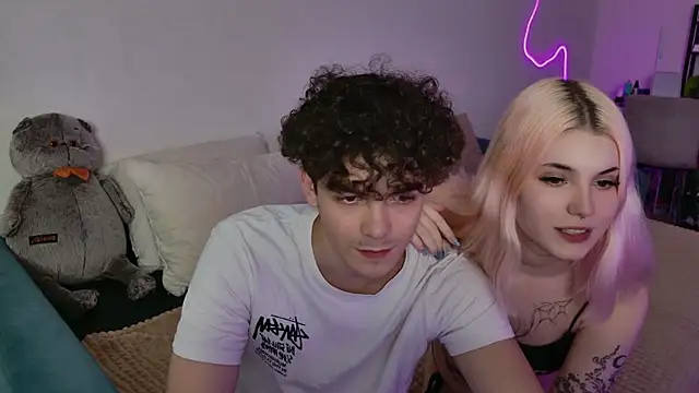 Snapshot of Alice18James chatting on 09-25-25, 06:39 Alice18James online show from 09-25-25, 06:39