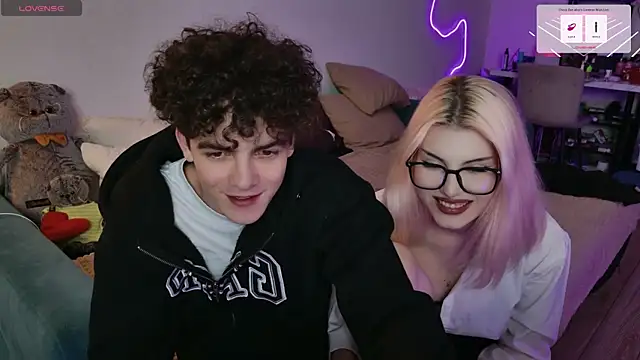 Snapshot of Alice18James chatting on 09-26-25, 07:29 Alice18James online show from 09-26-25, 07:29