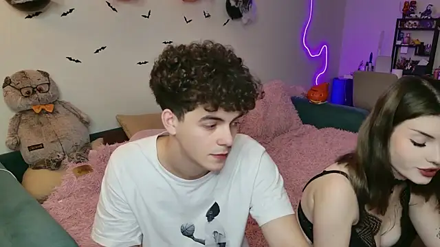 Snapshot of Alice18James chatting on 10-12-25, 06:29 Alice18James online show from 10-12-25, 06:29