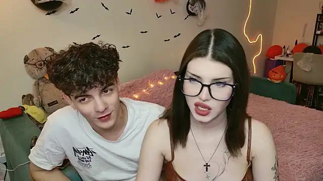 Snapshot of Alice18James chatting on 10-13-25, 06:19 Alice18James online show from 10-13-25, 06:19