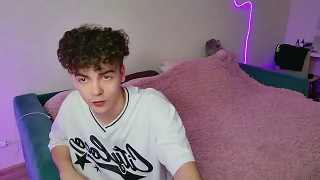 Snapshot of Alice18James chatting on 11-07-25, 12:05 Alice18James online show from 11-07-25, 12:05