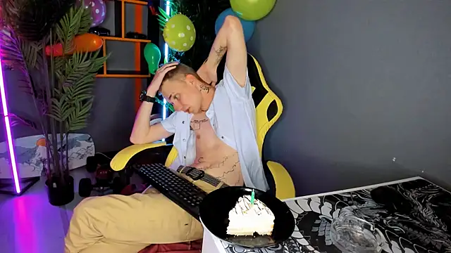 Snapshot of TimBlaks chatting on 09-10-25, 04:56 TimBlaks online show from 09-10-25, 04:56