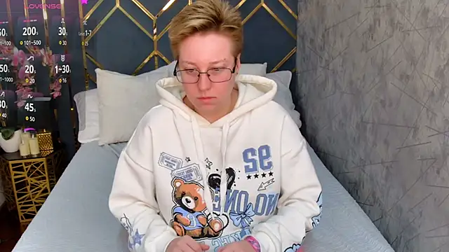 Snapshot of AlexandraGreen chatting on 10-22-25, 04:07 AlexandraGreen online show from 10-22-25, 04:07