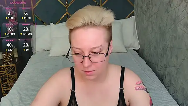 Snapshot of AlexandraGreen chatting on 12-04-25, 09:01 AlexandraGreen online show from 12-04-25, 09:01