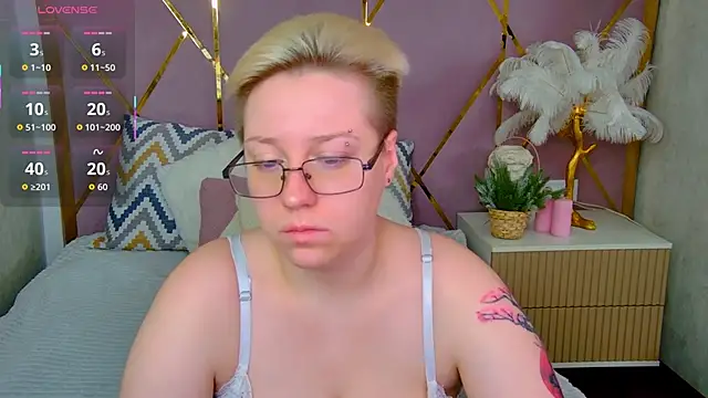 Snapshot of AlexandraGreen chatting on 12-13-25, 09:09 AlexandraGreen online show from 12-13-25, 09:09