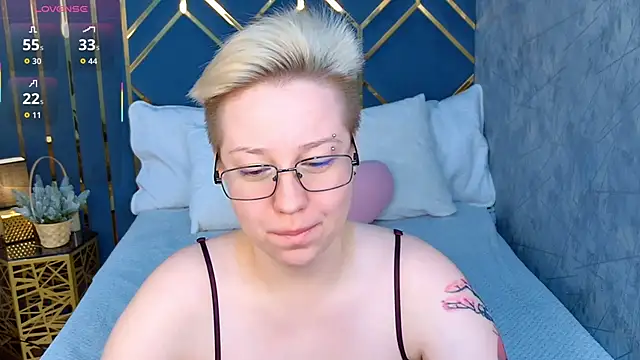 Snapshot of AlexandraGreen chatting on 12-14-25, 04:01 AlexandraGreen online show from 12-14-25, 04:01