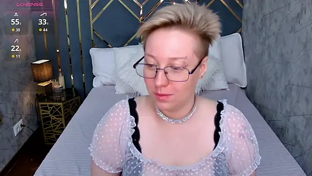 Snapshot of AlexandraGreen chatting on 01-18-26, 04:00 AlexandraGreen online show from 01-18-26, 04:00